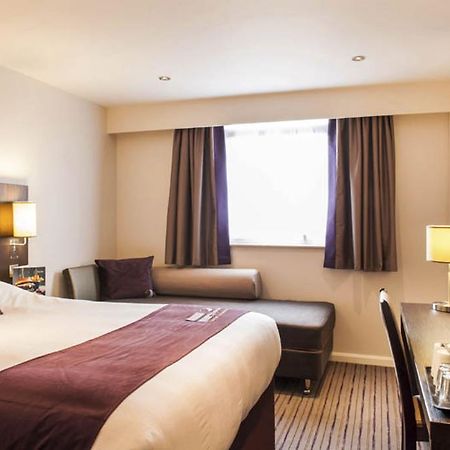Premier Inn London Romford Central ภายนอก รูปภาพ