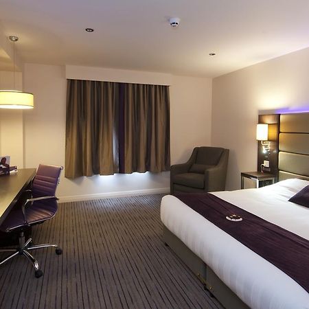 Premier Inn London Romford Central ภายนอก รูปภาพ