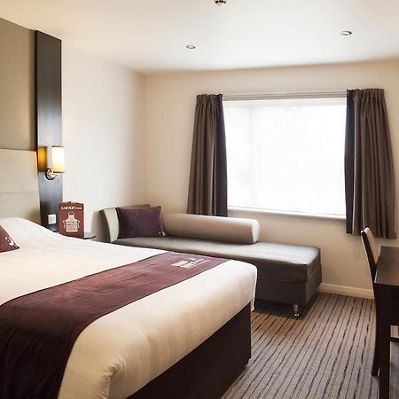 Premier Inn London Romford Central ภายนอก รูปภาพ