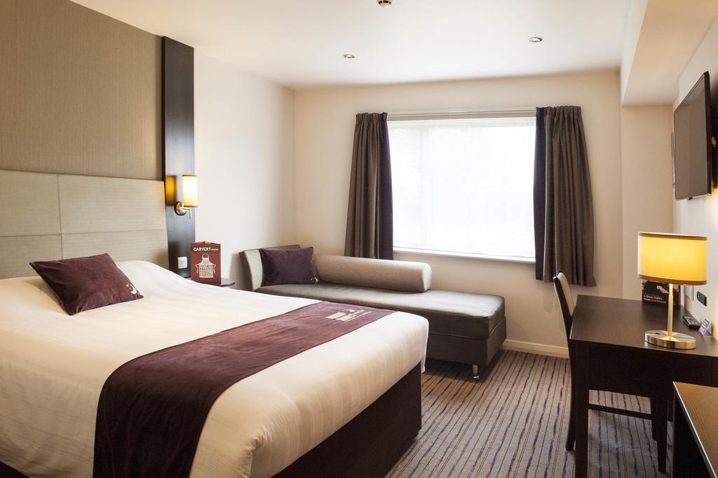 Premier Inn London Romford Central ภายนอก รูปภาพ
