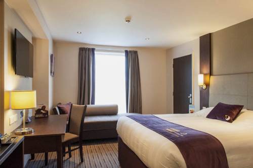 Premier Inn London Romford Central ภายนอก รูปภาพ
