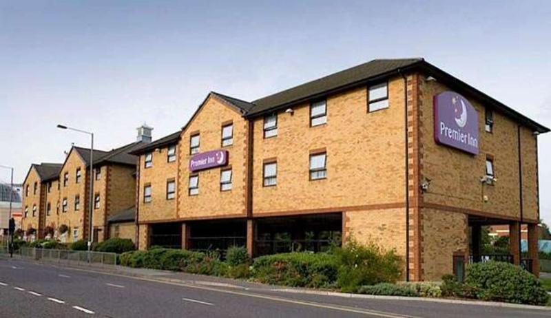 Premier Inn London Romford Central ภายนอก รูปภาพ