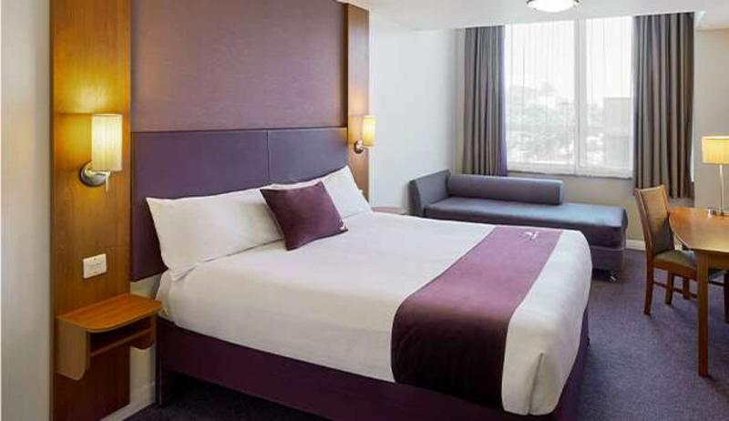 Premier Inn London Romford Central ภายนอก รูปภาพ
